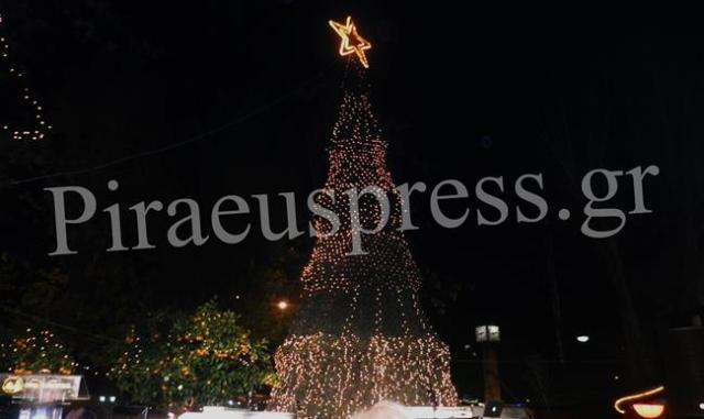 Με πυροτεχνήματα γέμισε ο πειραϊκός ουρανός