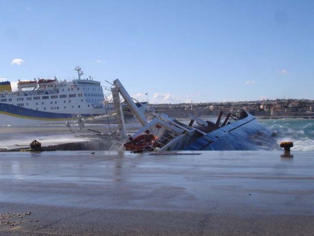 Πλωτό φράγμα τοποθετήθηκε προληπτικά γύρω από το πλοίο «Nour M»