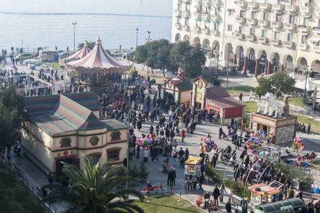 Στολίζονται οι δρόμοι της Θεσσαλονίκης