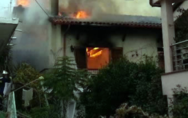Σπίτι στη Λαμία έχει τυλιχτεί στις φλόγες