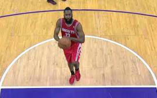 Ο James Harden ρίχνει βολές στο ένα πόδι