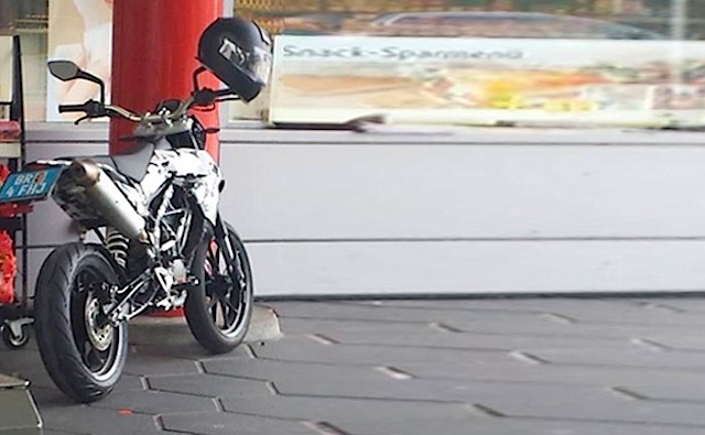 Μικρά KTM Supermotard στο ινδικό εκκολαπτήριο