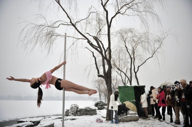 Ακραίο… Pole Dance στους πάγους της Κίνας