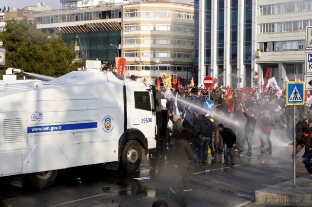 Εκτοξευτήρες νερού βγήκαν και πάλι στην Κωνσταντινούπολη