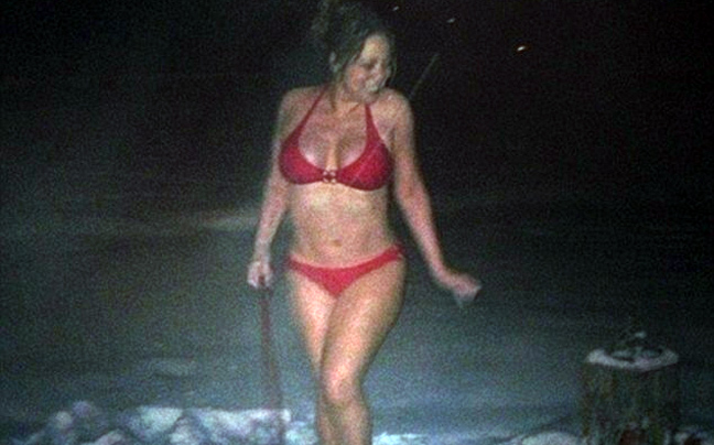 Η Mariah Carey με κόκκινο μπικίνι  στα χιόνια