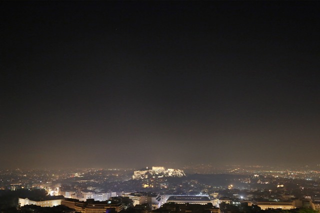 Παραμένει η αιθαλομίχλη στην Αθήνα
