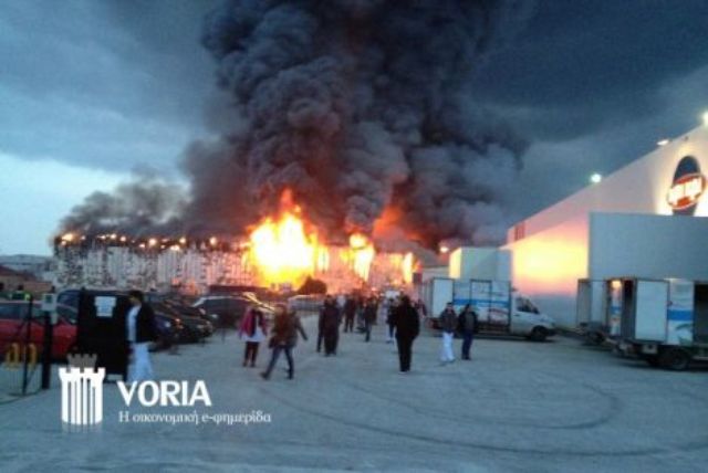 Τέθηκε υπό έλεγχο η φωτιά στη γαλακτοβιομηχανία ΚΡΙ-ΚΡΙ