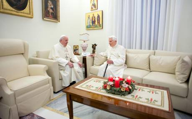 Βίντεο από τη συνάντηση του πάπα Φραγκίσκου με τον προκάτοχό του