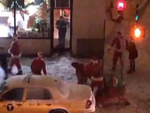 Μεθυσμένοι Αγιοβασίληδες παίζουν ξύλο στη Νέα Υόρκη