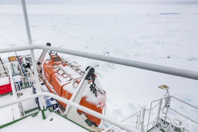 Αυστραλιανό παγοθραυστικό πλησιάζει το ερευνητικό πλοίο