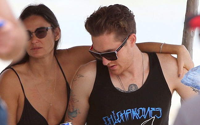 Με το toyboy της στο Μεξικό η Demi Moore