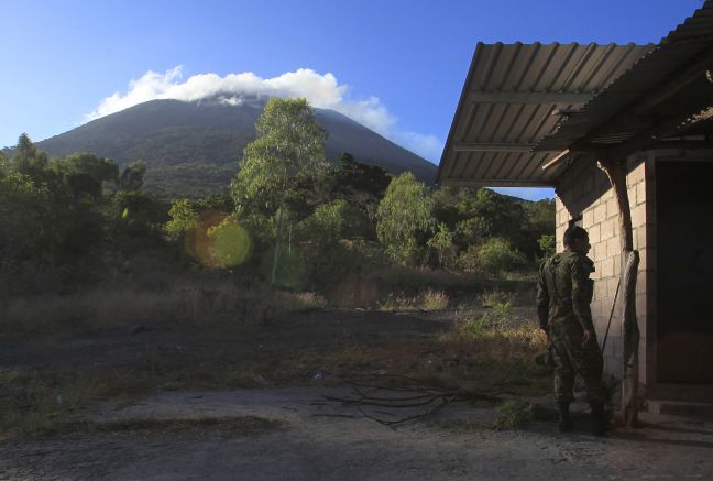 Συνεχίζει να «βρυχάται» το ηφαίστειο Τσαπαράστικ