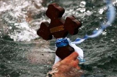 Εξηντάχρονη έπεσε με τα ρούχα στη θάλασσα για να πιάσει το Σταυρό στη Ρόδο!