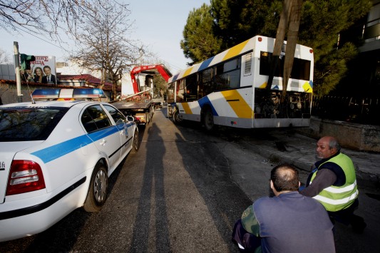 Νεκρός οδηγός μετά από σύγκρουση με λεωφορείο