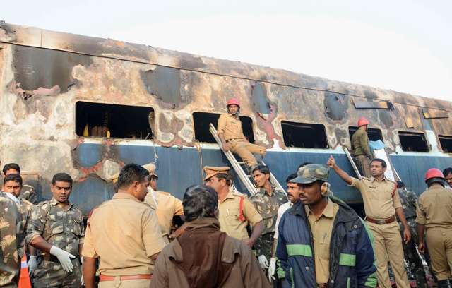 Τουλάχιστον εννέα νεκροί από φωτιά σε τρένο στην Ινδία