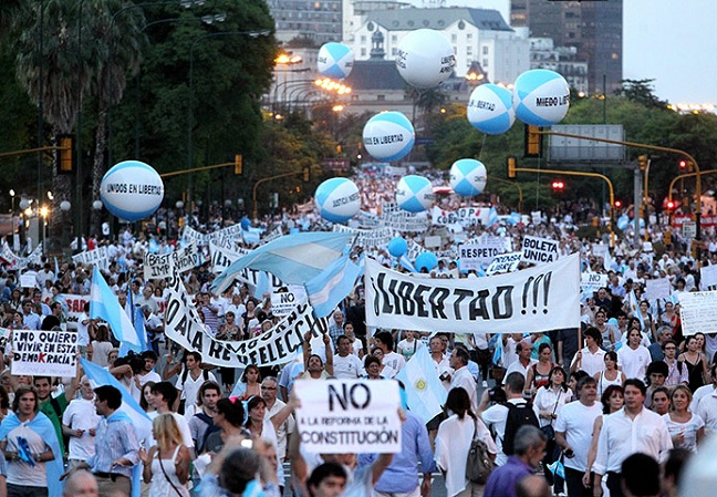 Σε τεντωμένο σκοινί, μακριά από τη σταθερότητα η Αργεντινή