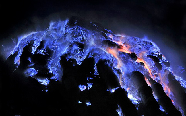 Ηφαίστειο με… μπλε λάβα στην Ινδονησία