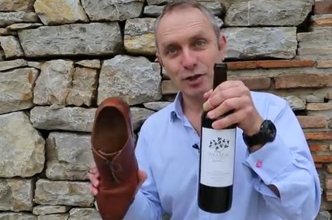 Πώς ανοίγει ένα μπουκάλι κρασί με παπούτσι