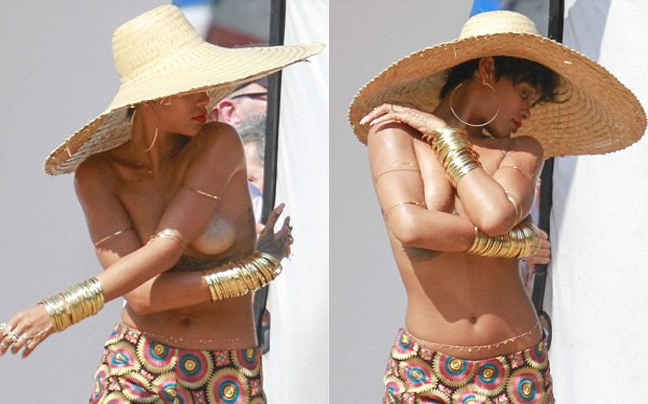 Tόπλες εμφάνιση στην παραλία για τη Rihanna