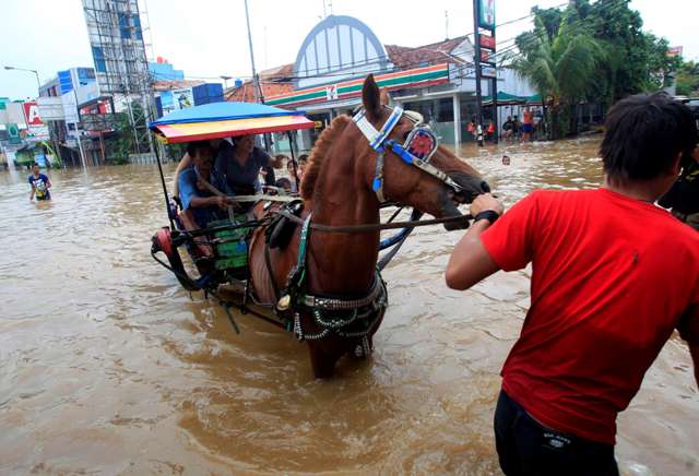 Πλημμύρες με 13 νεκρούς στην Ινδονησία
