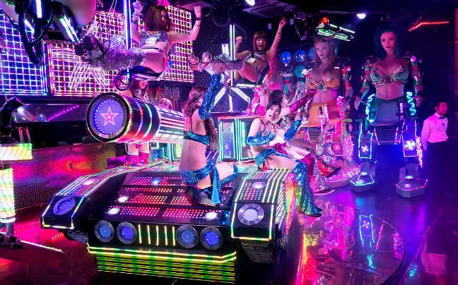 Το θεότρελο Robot Restaurant της Ιαπωνίας