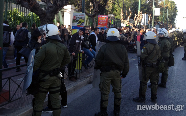 Περικυκλωμένοι από τα ΜΑΤ οι σχολικοί φύλακες