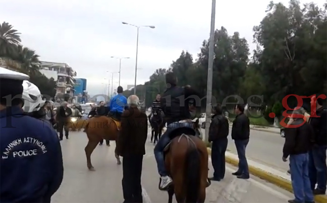 Με άλογα έστησαν μπλόκα οι αγρότες στην Πάτρα