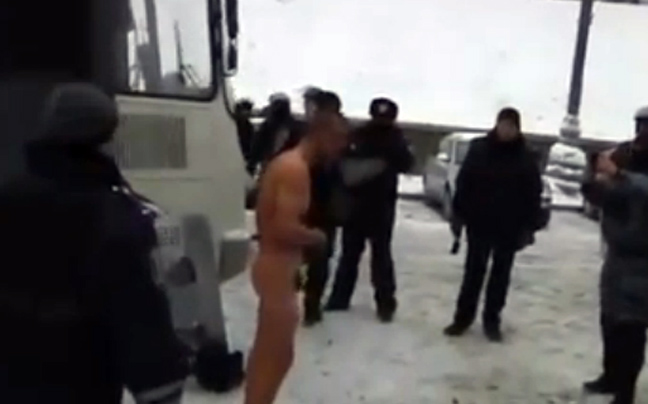 Εξευτελισμός γυμνού διαδηλωτή από την ουκρανική αστυνομία