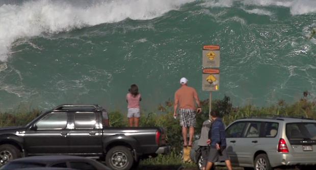 Κύματα δώδεκα μέτρων «χτυπούν» τη Χαβάη