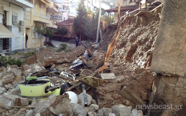 Εικόνες καταστροφής από την κατάρρευση τοίχου στην Καισαριανή