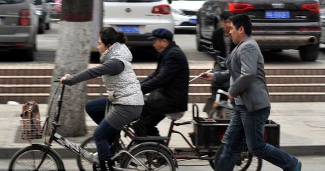 Οι κλέφτες τηλεφώνων με τα… τσοπ στικς!
