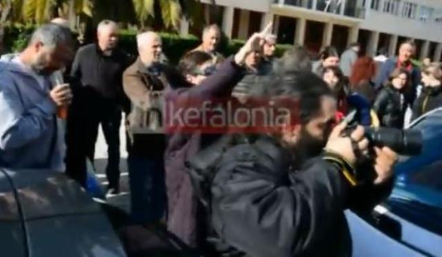 «Κύριε Σαμαρά, φέρτε πίσω τα παιδιά μας»