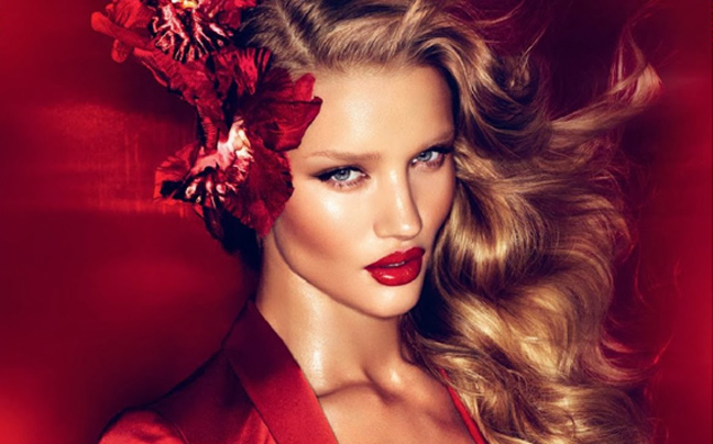 Φωτιά στα κόκκινα η Rosie Huntington Whiteley