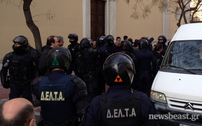 Προσαγωγές μελών της νεολαίας ΣΥΡΙΖΑ έξω από το γραφείο του Βαρβιτσιώτη