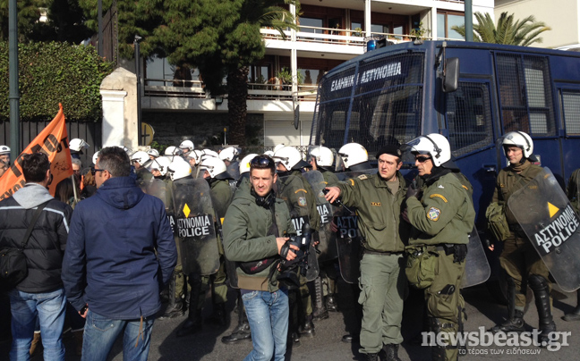 Ισχυρή αστυνομική δύναμη έξω από το υπουργείο Δ. Μεταρρύθμισης