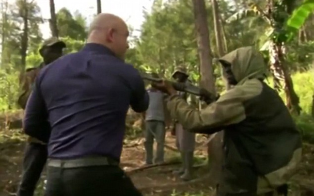 Αντάρτες απείλησαν τηλεοπτικό συνεργείο μέσα στη ζούγκλα