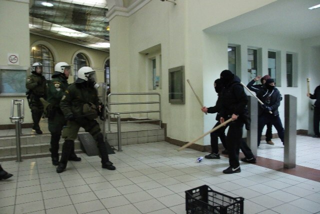 Μάχη αστυνομικών με αντιεξουσιαστές στο σταθμό Μοναστηράκι