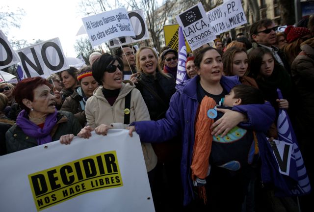Το δικαίωμα της άμβλωσης έβγαλε τους Ισπανούς στο δρόμο