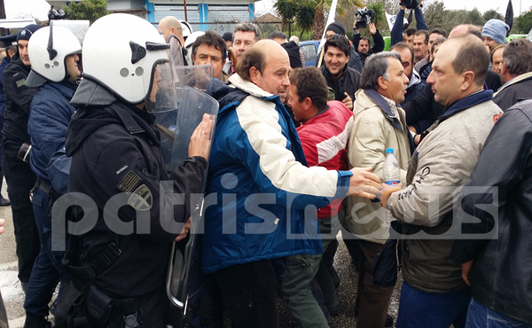 Συμπλοκή μεταξύ αγροτών και αστυνομίας στην Ε.Ο. Πύργου &#8211; Πατρών