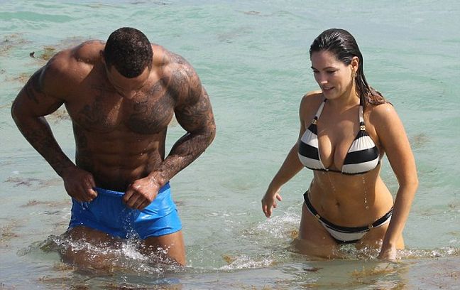 Η Kelly Brook με τον… φουσκωτό αγαπημένο της