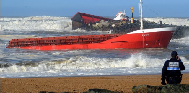 Φορτηγό πλοίο κόπηκε στη μέση στη Γαλλία