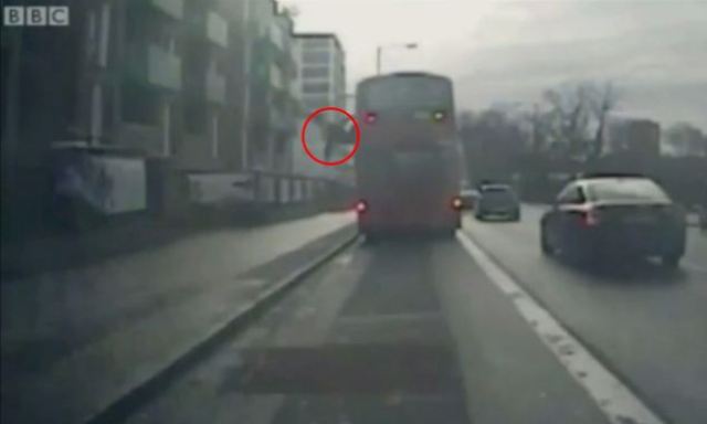 Πέταξαν επιβάτη από το παράθυρο διώροφου λεωφορείου