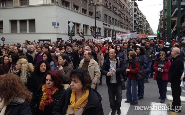 Ξεκίνησε η πορεία από το υπουργείο Υγείας προς τη Βουλή