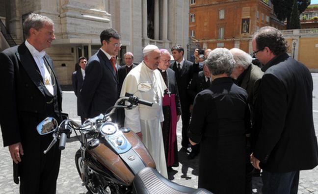 Σε δημοπρασία η Harley Davidson με το αυτόγραφο του πάπα Φραγκίσκου