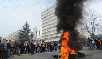 Στους δρόμους οι Βόσνιοι για τα λουκέτα στα εργοστάσια