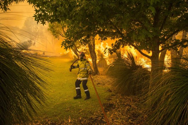 «Καταπίνουν» σπίτια οι φλόγες στην Αυστραλία