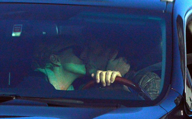H Charlize Theron&#8230; όρμησε στον Sean Penn μέσα στο αυτοκίνητο