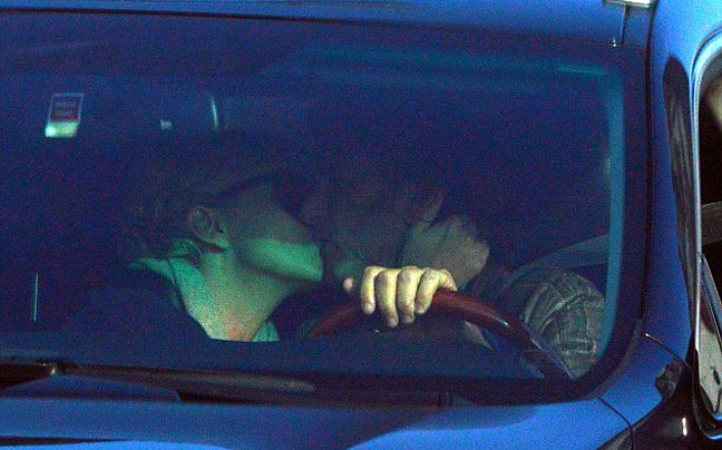H Charlize Theron… όρμησε στον Sean Penn μέσα στο αυτοκίνητο