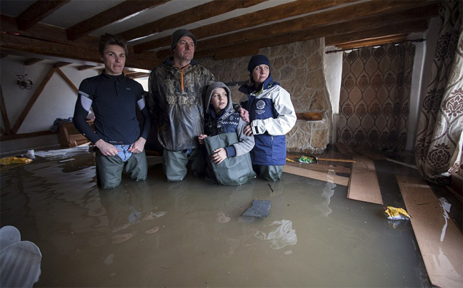 Οι Βρετανοί ζητούν οικονομική βοήθεια μετά τις καταστροφικές πλημμύρες