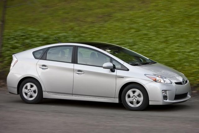 Η Toyota ανακαλεί τα Prius